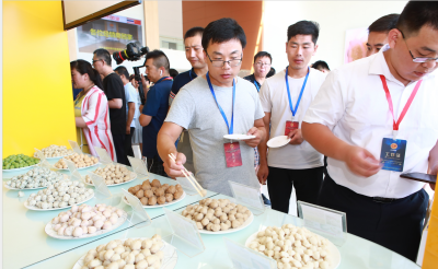 經(jīng)銷商參觀廠區(qū)，并品嘗最新研發(fā)產(chǎn)品